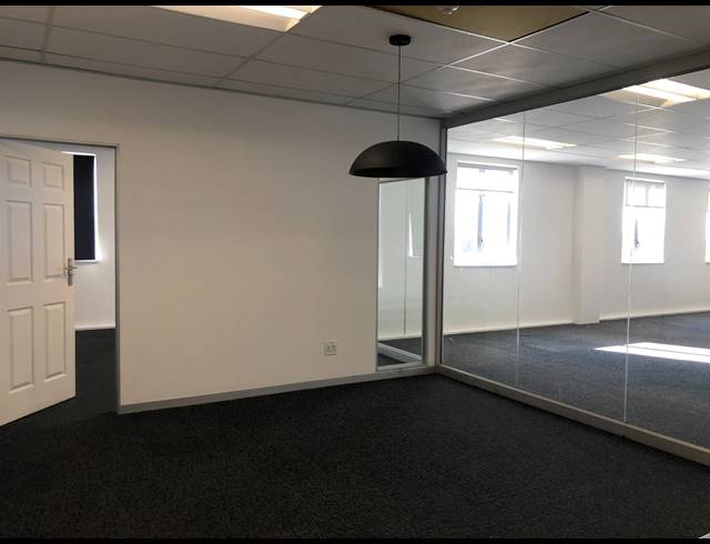 1,399M² OFFICE TO LET IN SANDHURST